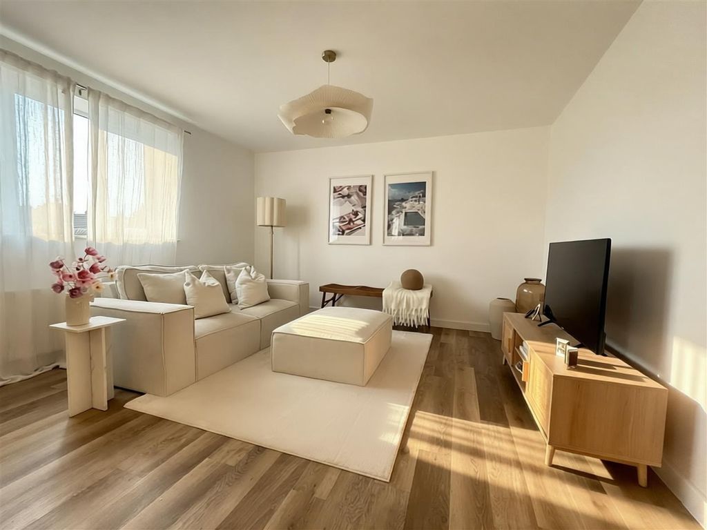 Property photo 2 of 11 Kitchen/Dining/Sitting Room