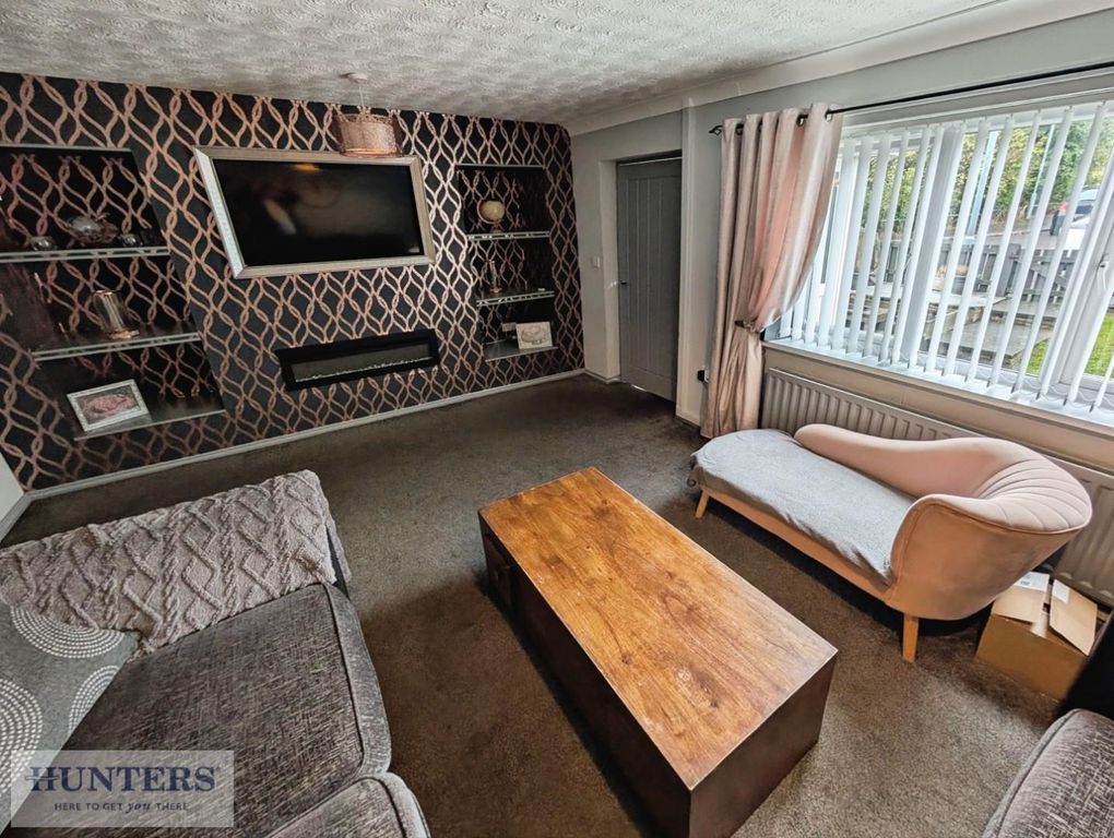 Property photo 3 of 16 Lounge