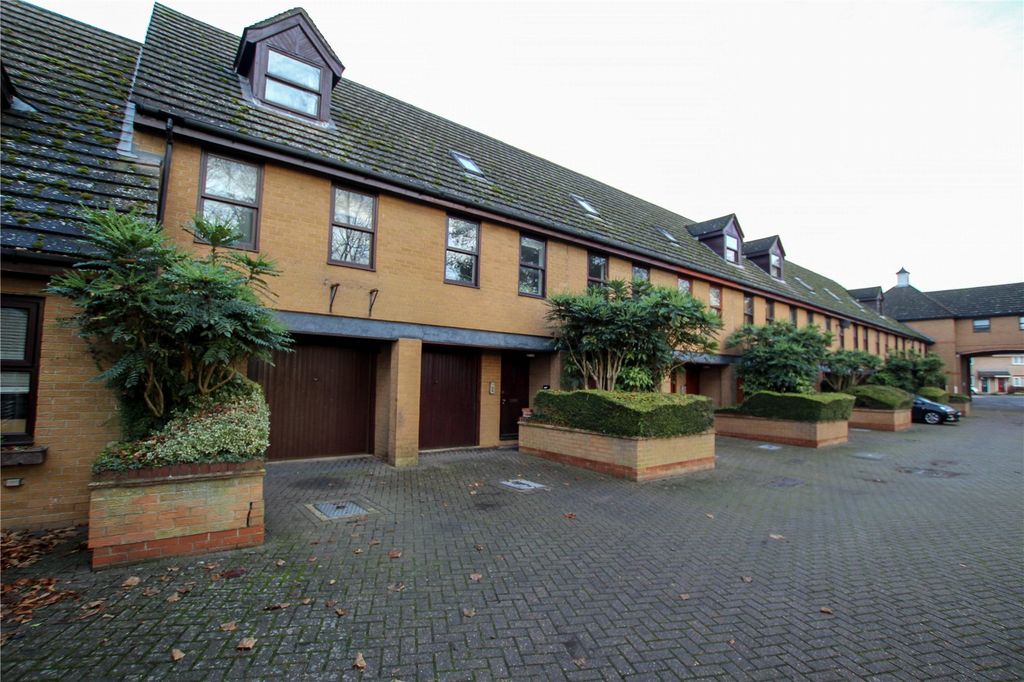 Property photo 3 of 14 Street Scene.