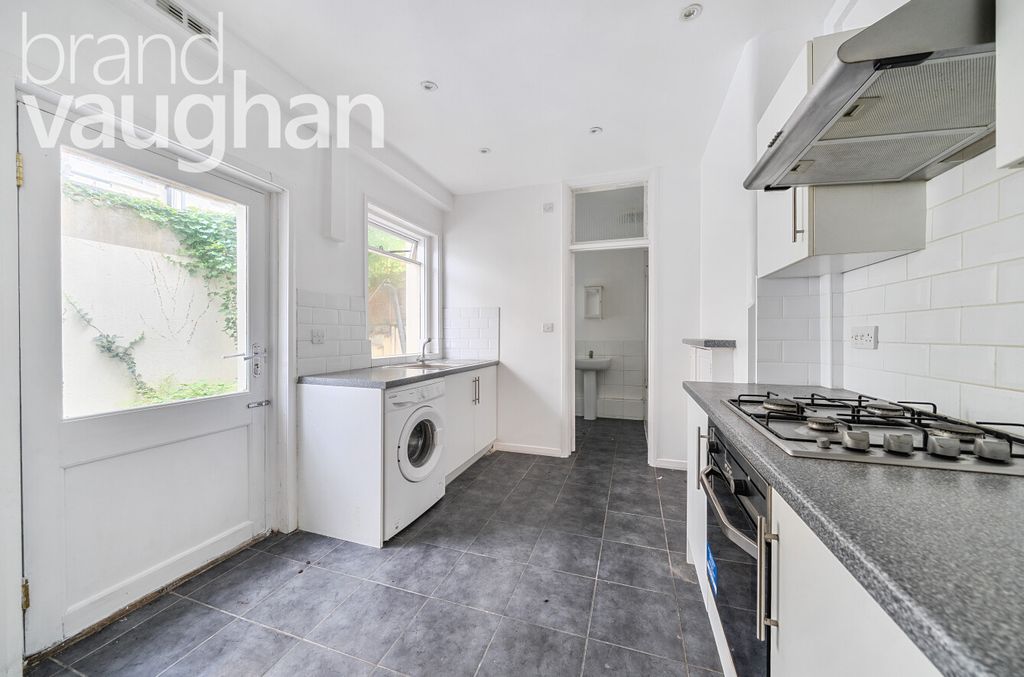 Property photo 2 of 8 Kitchen