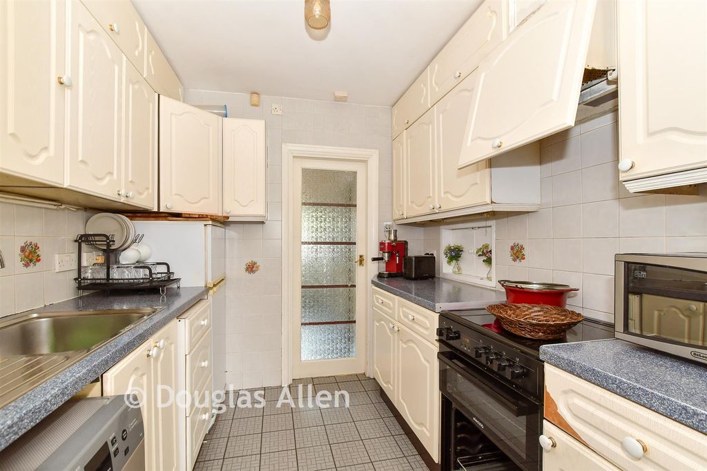 Property photo 3 of 8 Kitchen