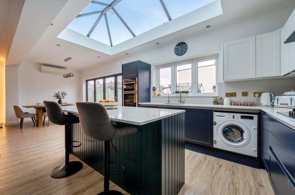 Property photo 3 of 19 1402730-11-697203...