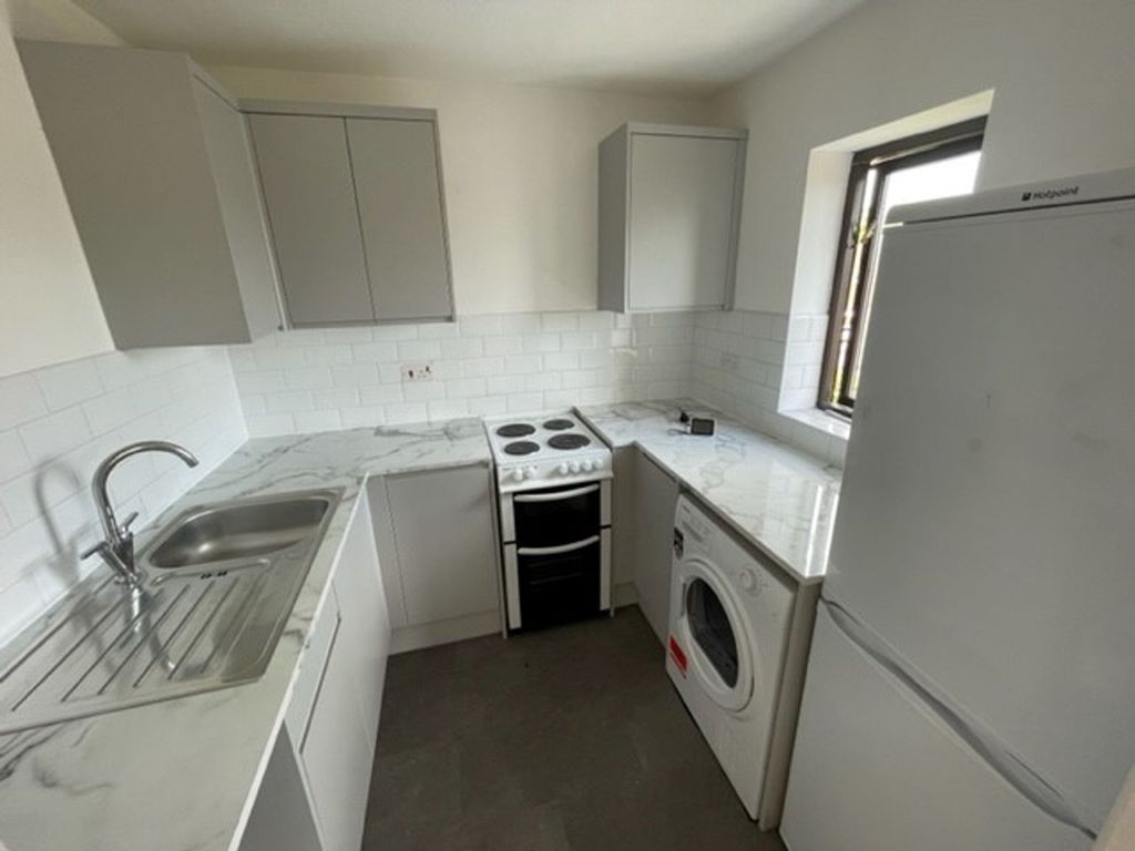 Property photo 3 of 10 Kitchen