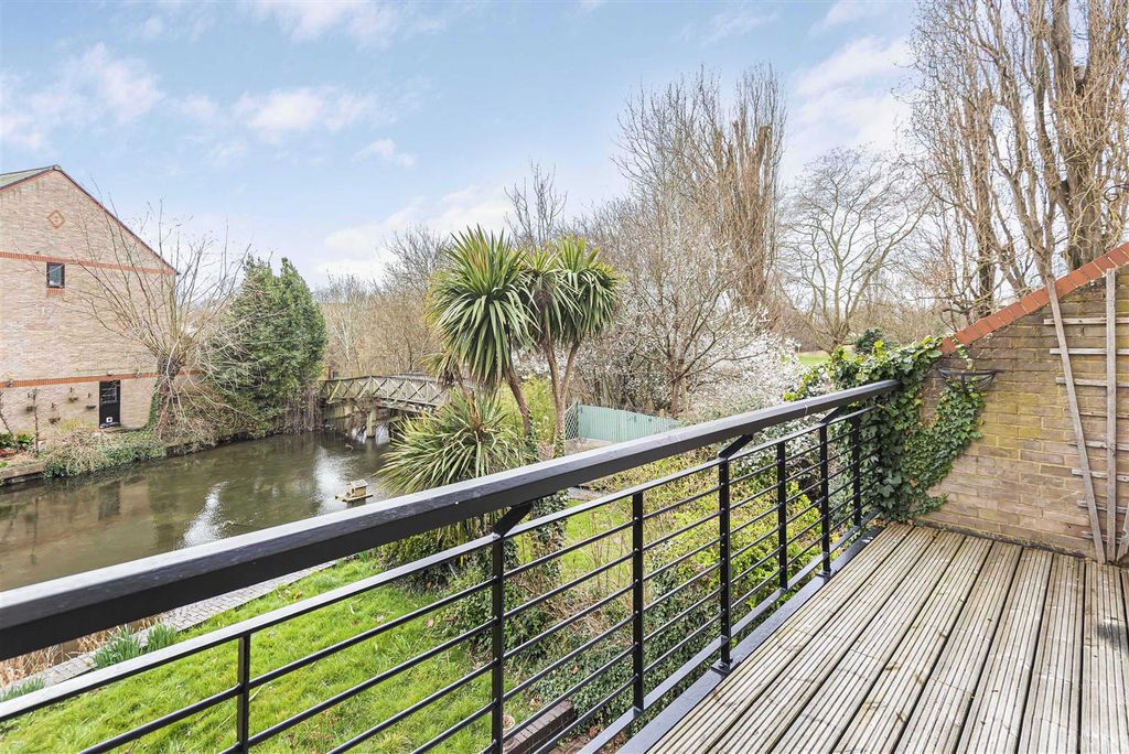 Property photo 2 of 33