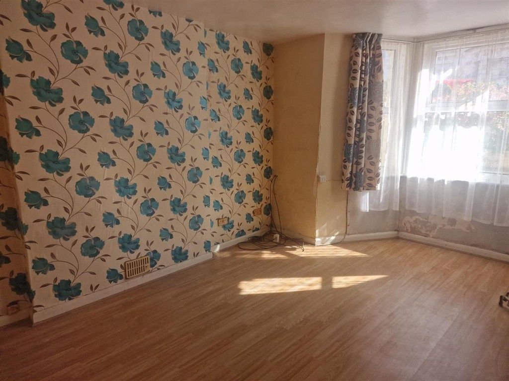 Property photo 3 of 8 Lounge