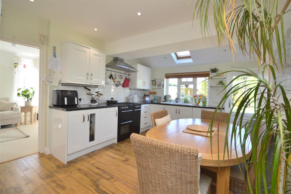 Property photo 2 of 25 Kitchen / Breakfast Room