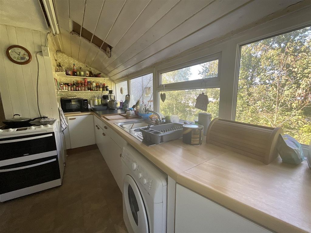 Property photo 3 of 33 Kitchen