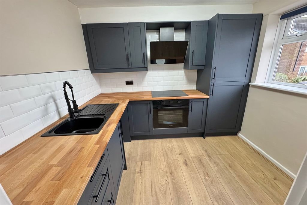 Property photo 3 of 6 Kitchen