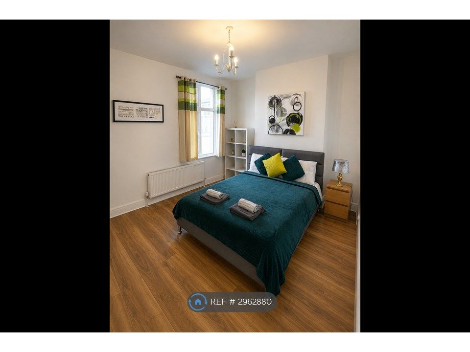 Property photo 3 of 10 Main Bedroom