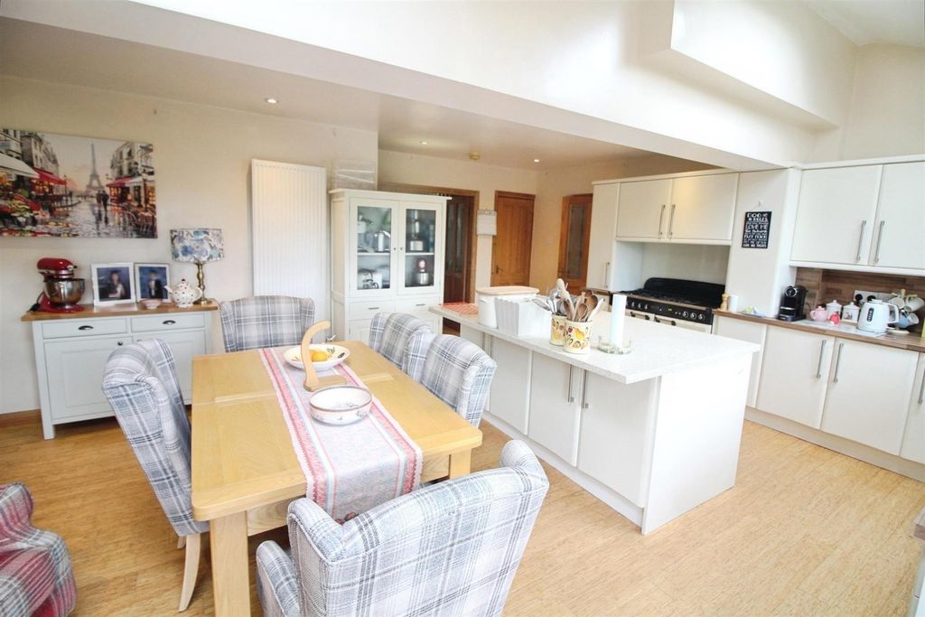 Property photo 3 of 25 Kitchen/Diner