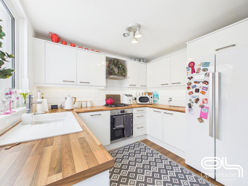 Property photo 3 of 17 Kitchen