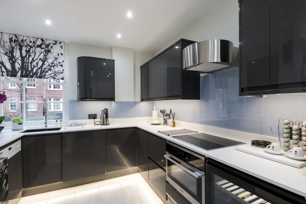 Property photo 3 of 9 Kitchen