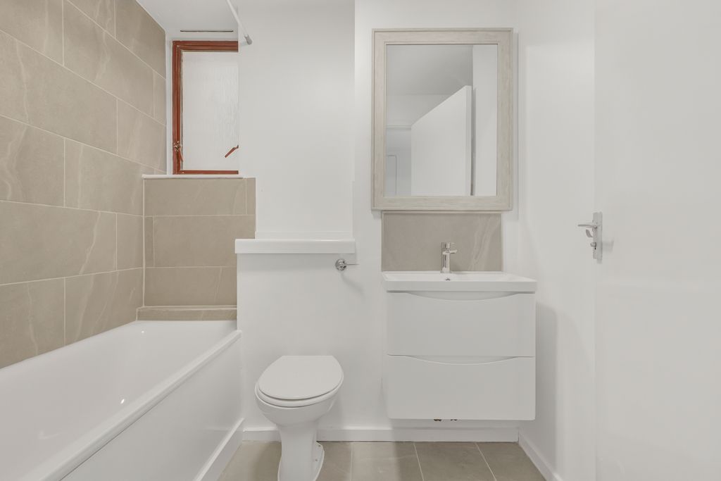 Property photo 2 of 11 Bathroom