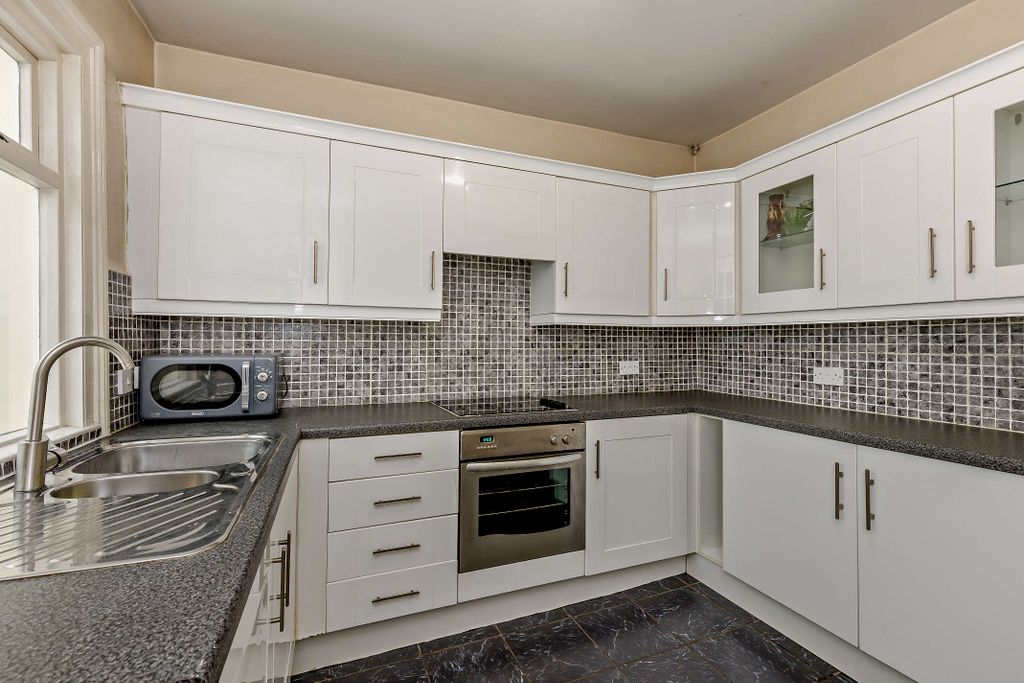 Property photo 3 of 10 Kitchen