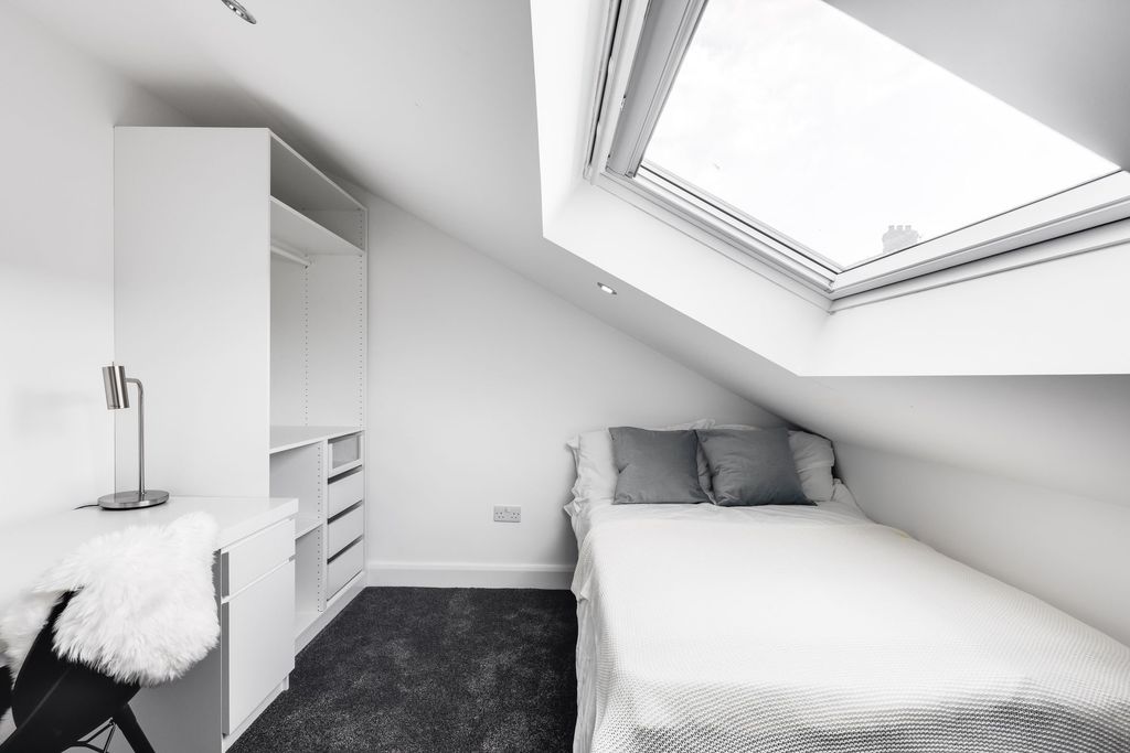 Property photo 2 of 5 Bright And Minimalist Single Bedroom Featuring A c...