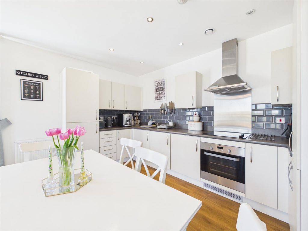 Property photo 2 of 17 Cam01563G0-Pr0240-Still001.Jpg