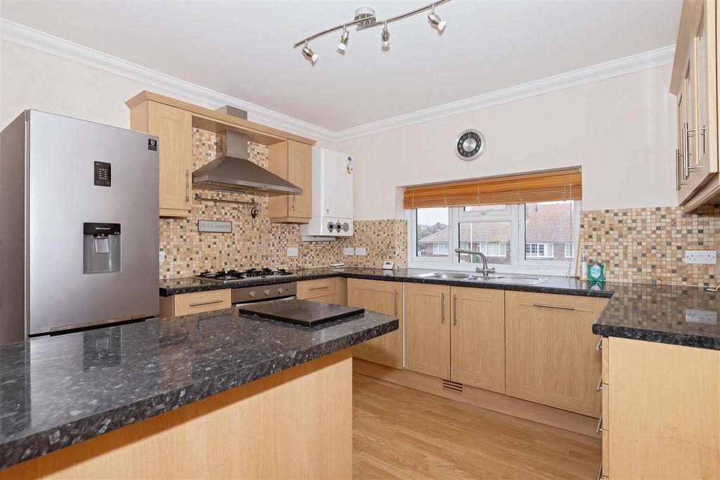 Property photo 2 of 8 Seaview Rd_5.Jpg