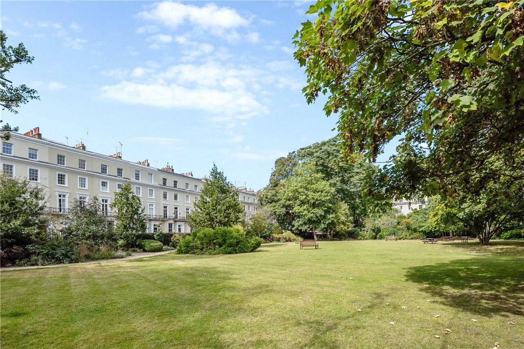 Property photo 1 of 7 Communal Gardens