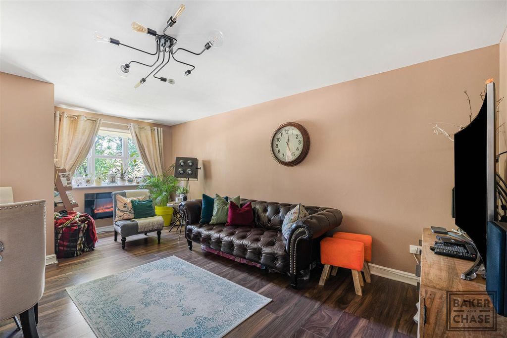 Property photo 3 of 16 Lounge