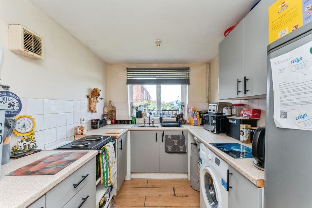 Property photo 2 of 17 Kitchen