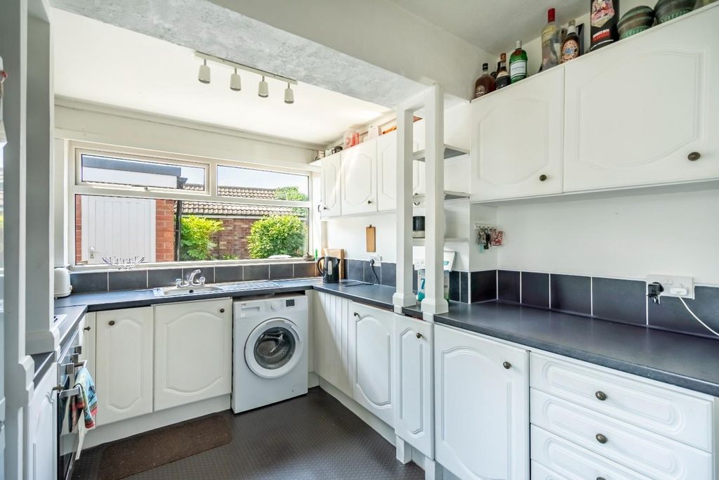Property photo 3 of 12 Kitchen