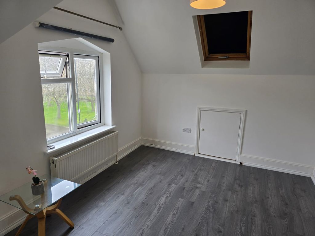 Property photo 2 of 5 Bedroom