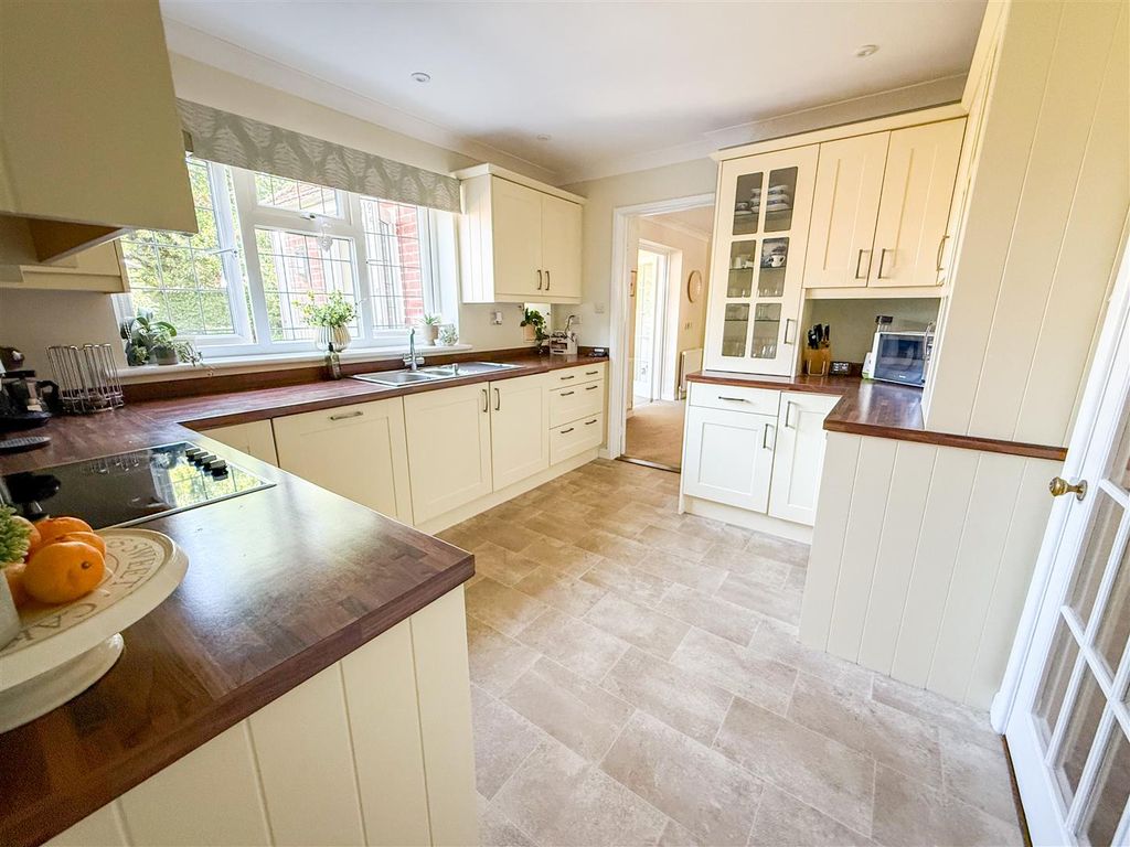 Property photo 3 of 35 Kitchen