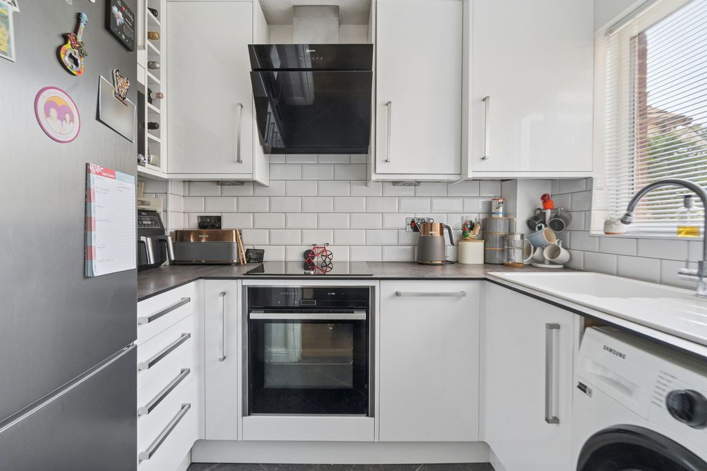 Property photo 3 of 7 Kitchen