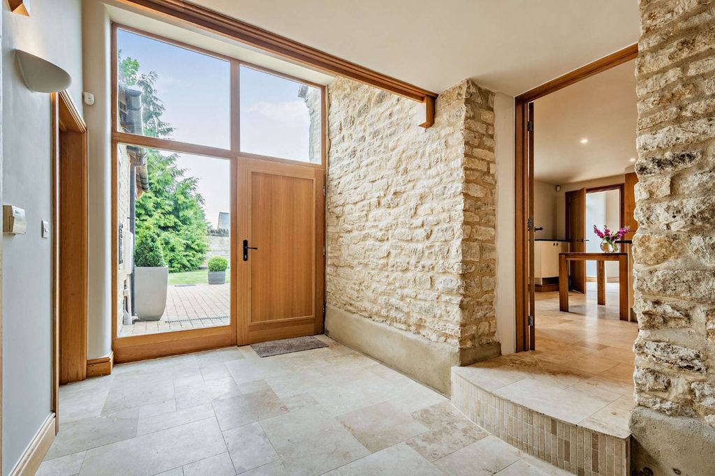 Property photo 2 of 21 Picture No. 23