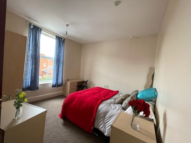 Property photo 1 of 18 A Cozy Double Bedroom Featuring A Comfortable Bed ...