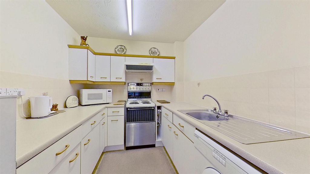Property photo 3 of 15 1B-Barnfield-Close-09102025_213539.Jpg