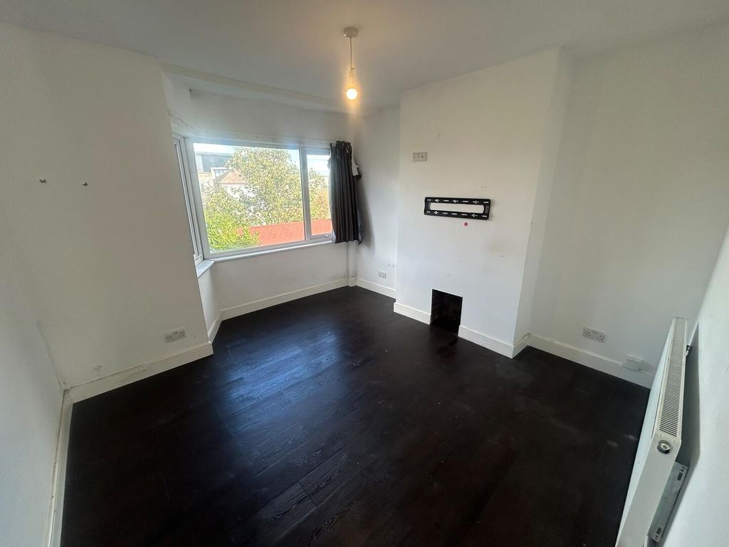 Property photo 1 of 5 Living Room