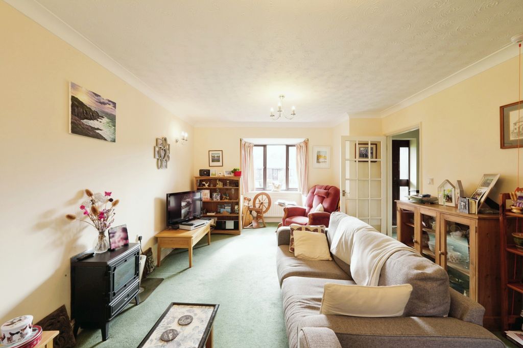 Property photo 3 of 11 Lounge