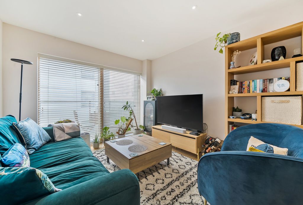 Property photo 2 of 12 1386208-8-6932Aea...