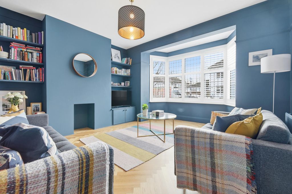 Property photo 2 of 32 Living Room