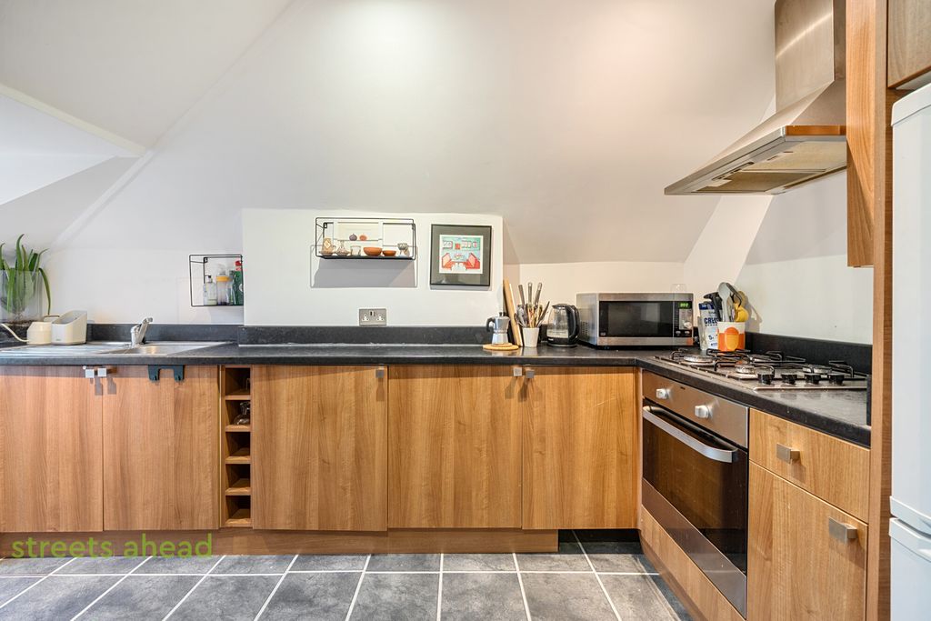 Property photo 2 of 18 A9A3E5F9-Dd82-424...