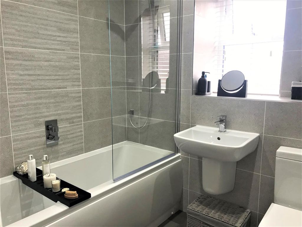 Property photo 3 of 4 Bathroom.Jpg