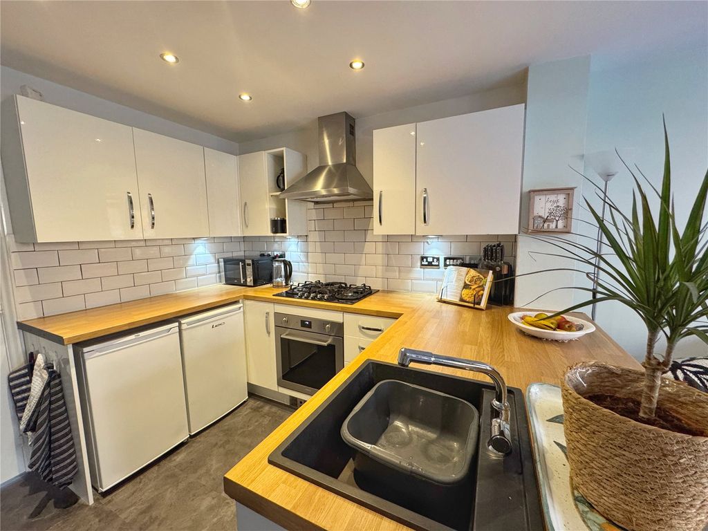 Property photo 2 of 17 Fitted Kitchen