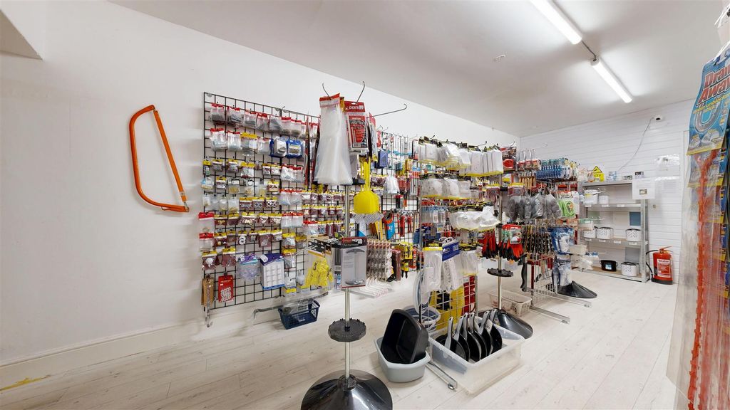 Property photo 3 of 16 The-Shop-41-Easton-Square-11042025_102748.Jpg