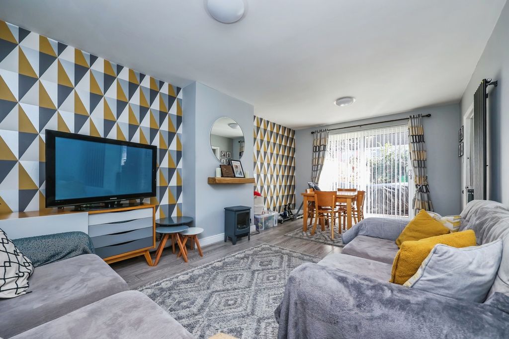 Property photo 3 of 19 Lounge