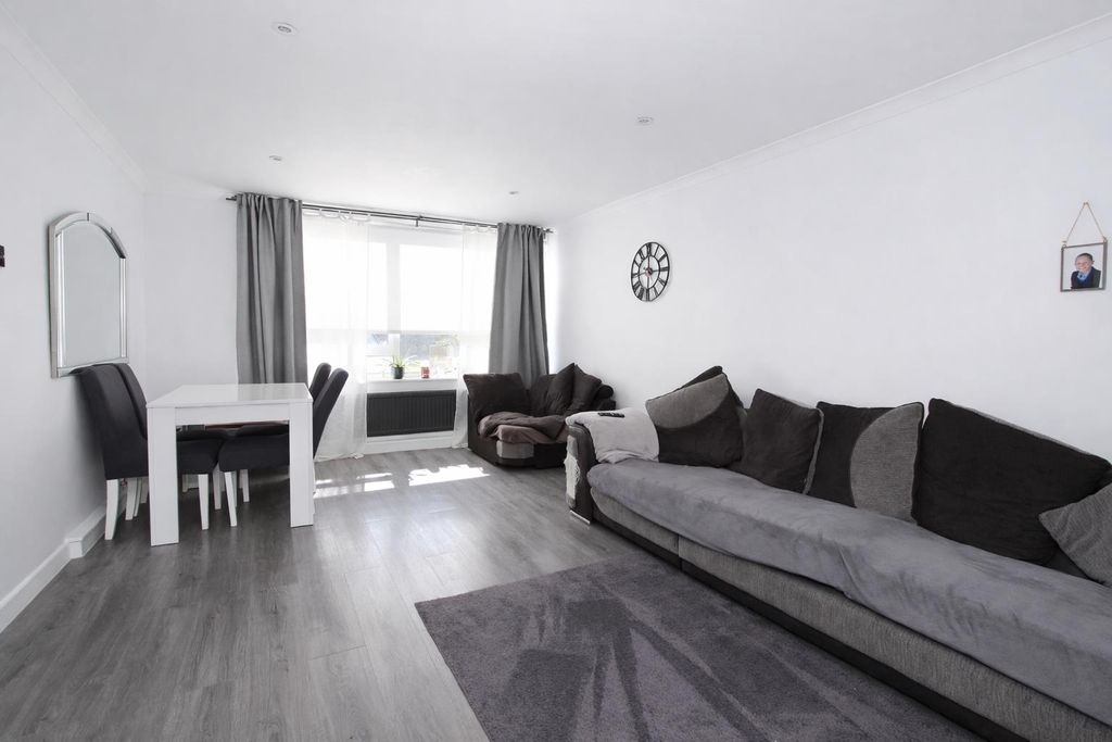 Property photo 3 of 16 Lounge.Jpg