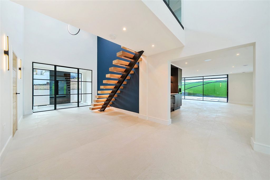 Property photo 2 of 24 Entrance Hall