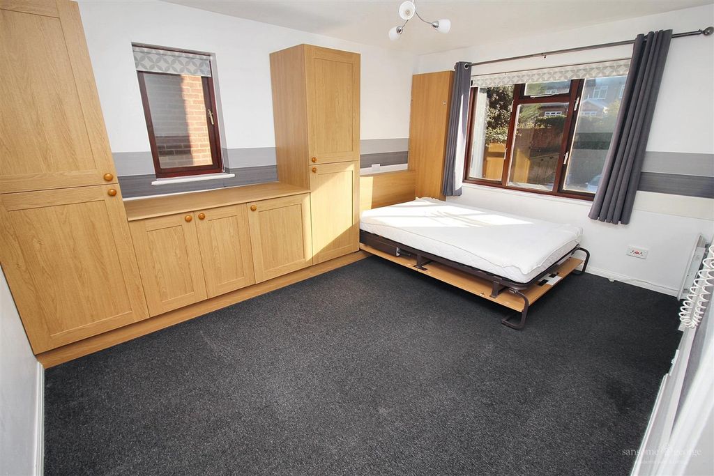Property photo 3 of 10 Studio