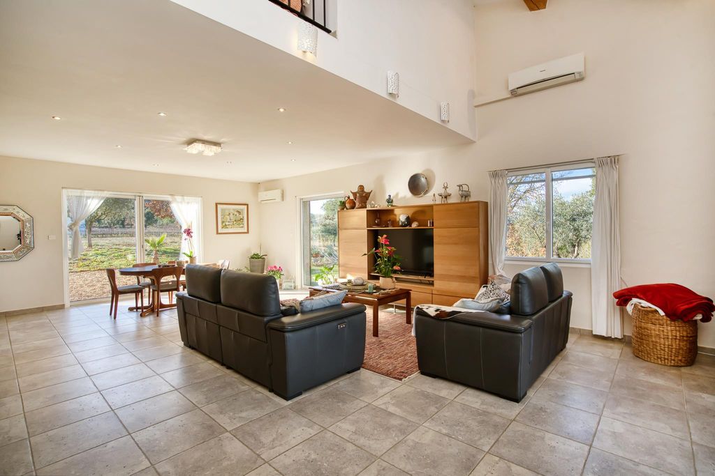 Property photo 2 of 17 Image