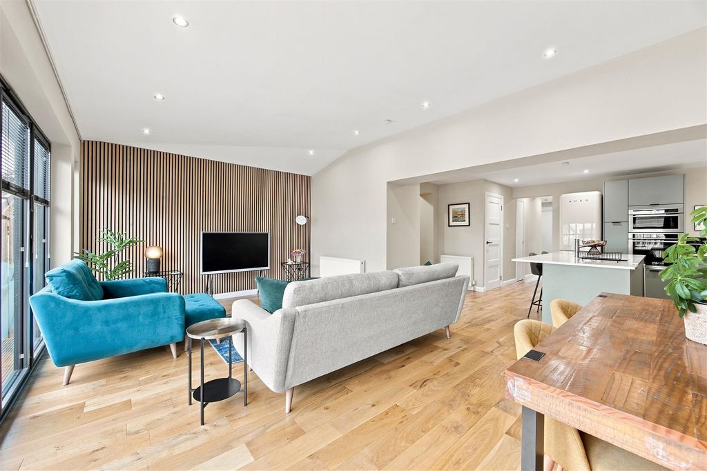 Property photo 3 of 21 15-3_Corrie_Place_Lenzie_015.Jpg