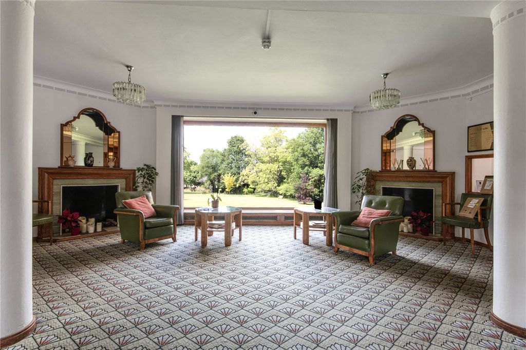 Property photo 3 of 17 Communal Entrance