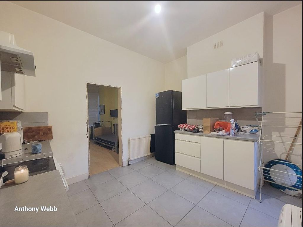 Property photo 3 of 9 Kitchen