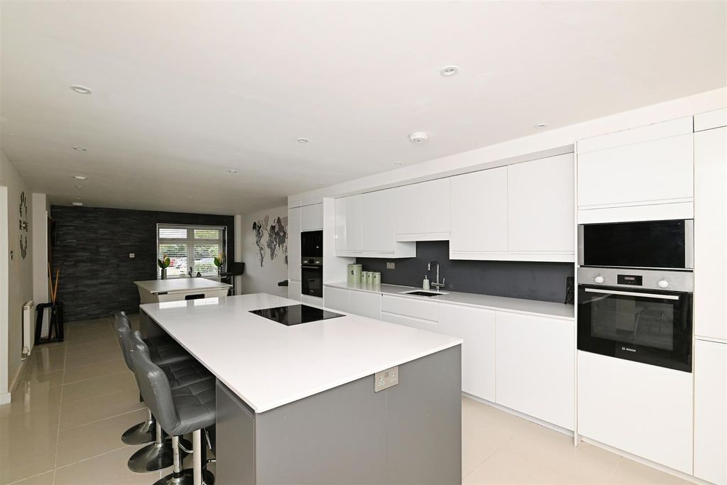 Property photo 3 of 34 Kitchen / Breakfast Area
