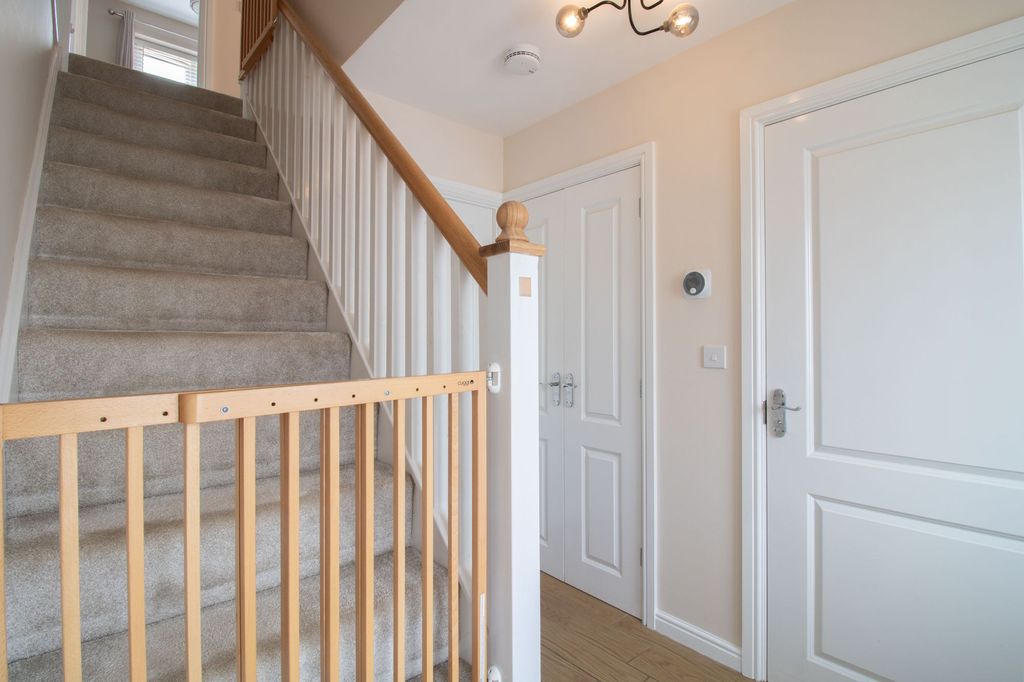 Property photo 2 of 32