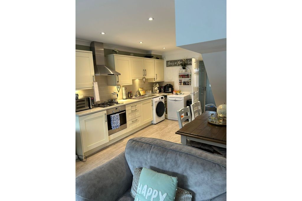 Property photo 2 of 13 Lounge / Kitchen